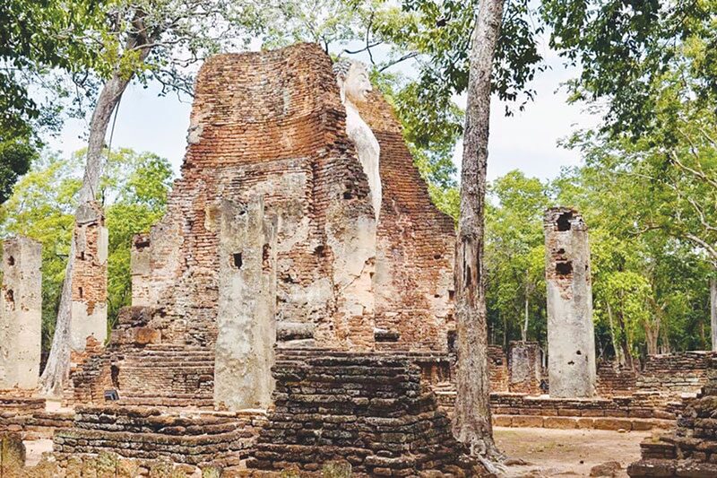 เที่ยววัด-วันหยุด - วัดพระสี่อิริยาบถ-พระยืน ใน‘อุทยานฯกำแพงเพชร’