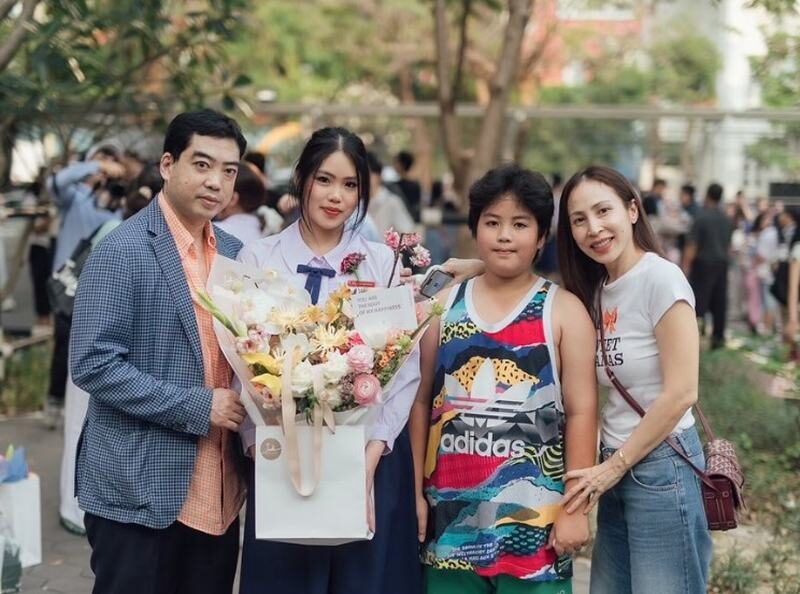 กิ๊ก สุวัจนี สุดภูมิใจ ลูกสาวคนรอง น้องธาช่า เรียนจบมัธยมแล้ว สวยเก่งได้แม่