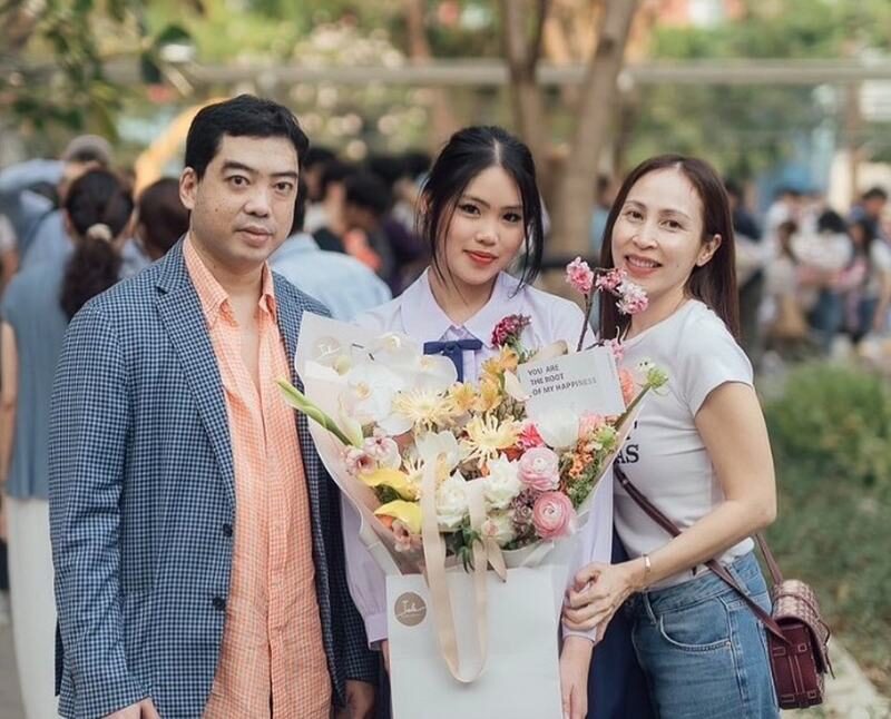 กิ๊ก สุวัจนี สุดภูมิใจ ลูกสาวคนรอง น้องธาช่า เรียนจบมัธยมแล้ว สวยเก่งได้แม่