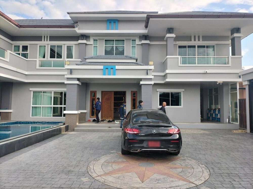 ด่วน ตำรวจไซเบอร์ นำกำลังบุกจับ เอ็ม เอกชาติ คาบ้านพักที่จันทบุรี หลังพบเอี่ยวฟอกเงิน เว็บพนันออนไลน์ ยึดทรัพย์สินจำนวนมาก คุมตัวสอบเครียด