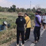 โจ๋โคราชดวงกุด ขับรถไถหักหลบรถบรรทุกอ้อย พลิกคว่ำตกข้างทาง รถทับร่างดับคาที่