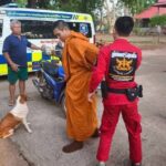 ชายจิตหลอน คลั่งหูแว่ว ตะโกน 'มึงด่ากู' กระโดดถีบด้านหลัง พระสงฆ์ ขณะเดินบิณฑบาต