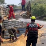 หนีตายระทึก บรรทุกสิบล้อ ยางระเบิดดังสนั่น ไฟลุกไหม้รุนแรง คนขับโดดพ้นรถรอดหวุดหวิด