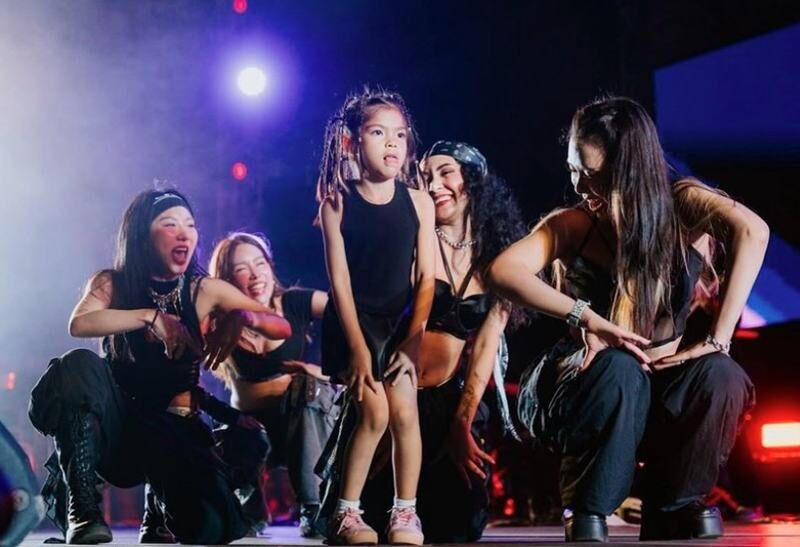 ป๊อก แฮปปี้!ลูกแฝดเริ่มโตอยู่ในช่วงจดจำ มีญ่า ฉายแววศิลปิน ถูกชมลูกยิ่งโตแต่พ่อแม่ยิ่งดูเด็ก