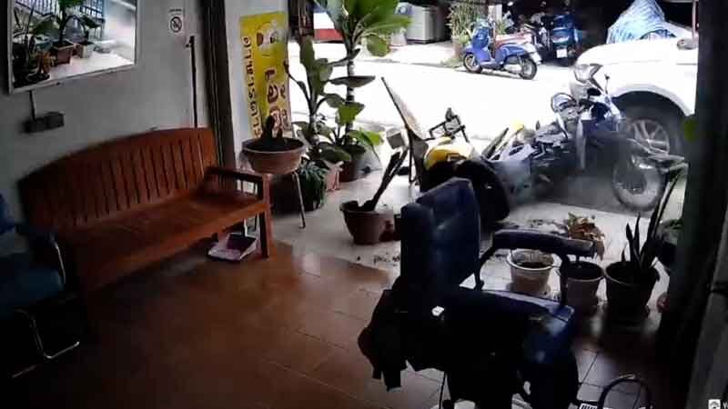 คนขับวูบหมดสติ โรคลมชักกำเริบ กระบะพุ่งชนร้านอาหารตามสั่ง ข้าวของกระจัดกระจาย