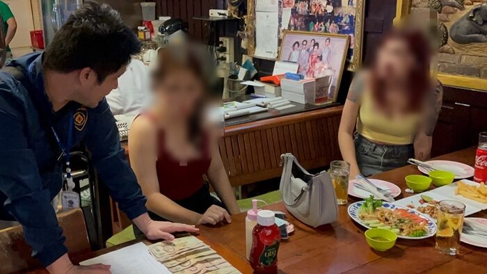ล่อซื้อ จับแม่เล้าสองพี่น้อง พาเหยื่อ ด.ญ.วัย 13 ปี ค้ากาม หักหัวคิวย่านสุรวงศ์ เปิดปากสารภาพ โดนแจ้งข้อหา ก่อนนำตัวส่งดำเนินคดีตามกฎหมาย