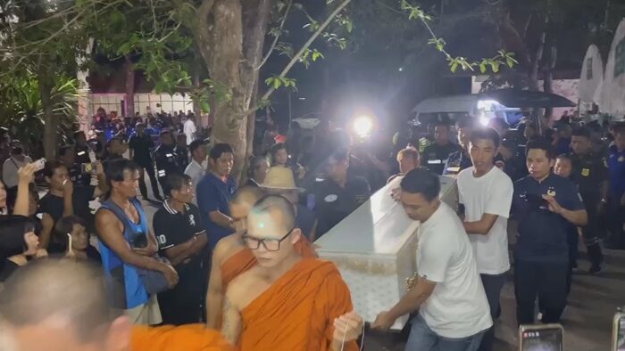 เสียงร่ำไห้ระงมวัด รับร่าง 5 ศพ พ่วงเสยท้ายเชฟโรเลต ดับ8ศพ เผย ไม่มีลางสังหรณ์ เล่าคำพูดลูกสาว พอมีโอกาสจึงไปกัน ไม่คิดว่าจะเกิดเรื่องร้ายขึ้น