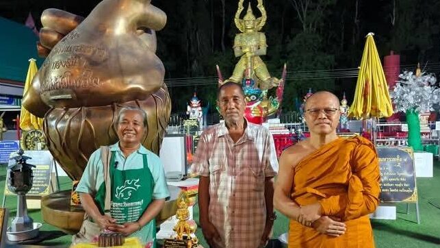 สายมูแน่นวัดดังชลบุรี แห่ขอพร ท้าวเวสสุวรรณทรงราหู(ท่านทองล้น) หลังให้โชคถูกรางวัลที่ 1 แล้ว 14 คน งวดล่าสุด ตา-ยาย รับโชค 12 ล้าน เผย มาขอวันสงกรานต์