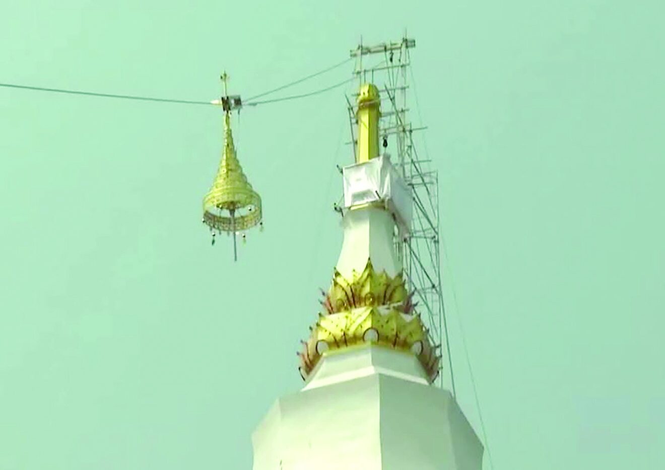 รายงานพิเศษ - ปีติ-เสด็จฯบรรจุบรมสารีริกธาตุ  ยกฉัตรพระธาตุเจดีย์ศรีชมภูสถิตย์