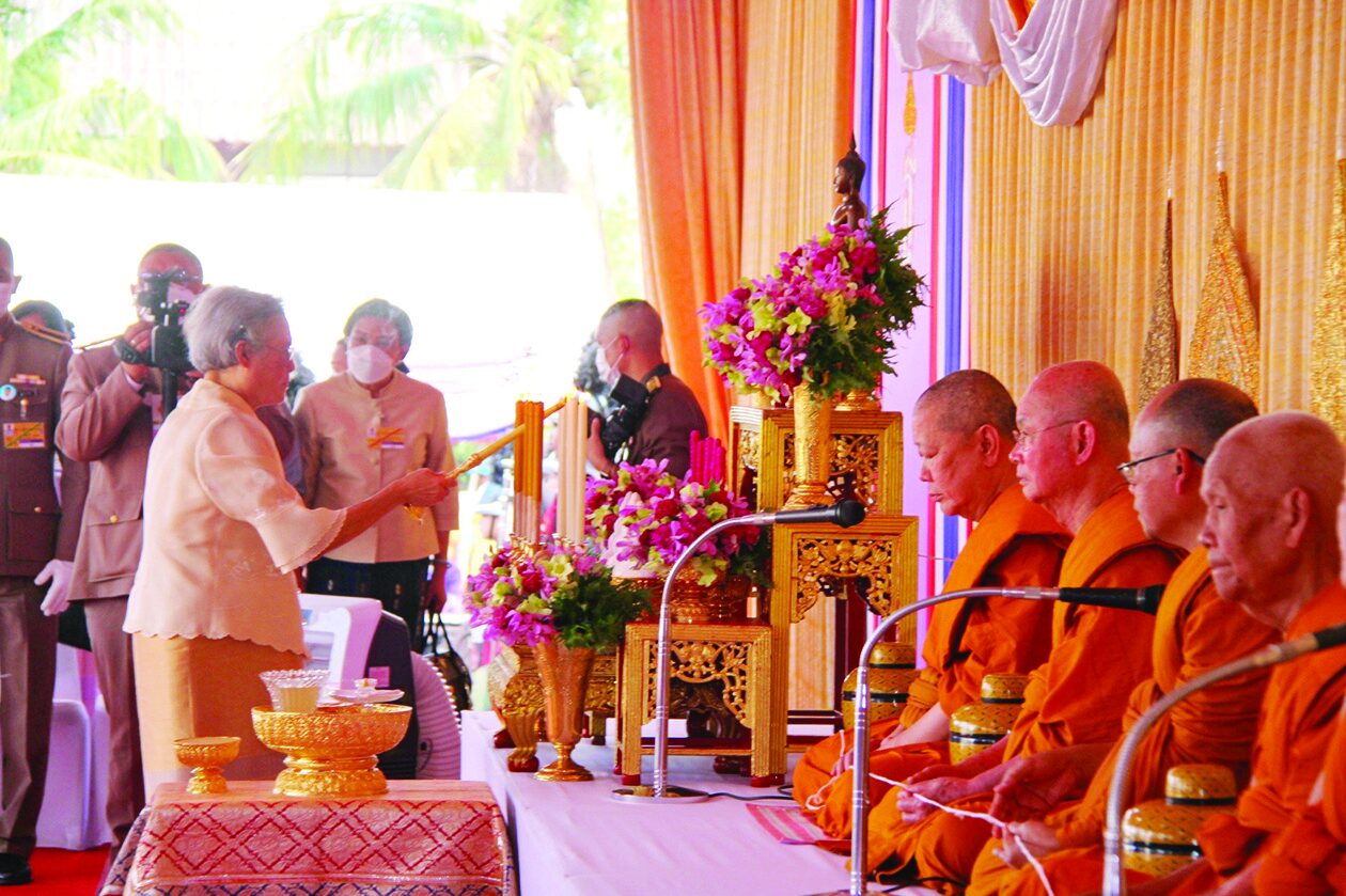 รายงานพิเศษ - ปีติ-เสด็จฯบรรจุบรมสารีริกธาตุ  ยกฉัตรพระธาตุเจดีย์ศรีชมภูสถิตย์