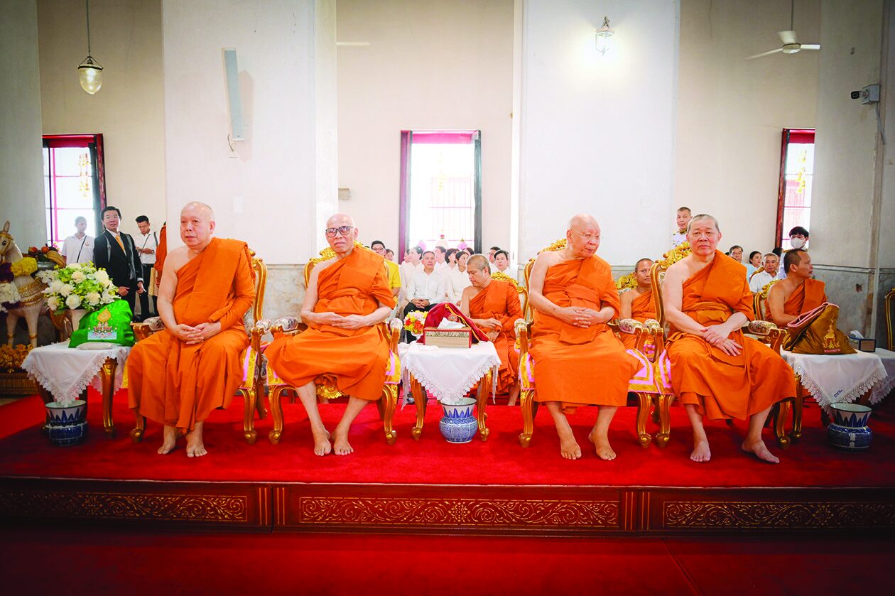 ข่าวสดพระเครื่อง - องคมนตรีเชิญหิรัญบัฏ-พัดยศ ถวาย‘พระพรหมวชิรโพธิวงศ์’