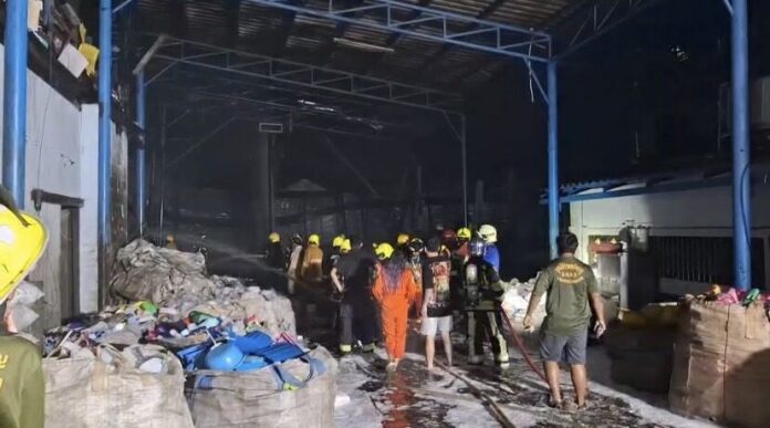 ระทึก ไฟไหม้โรงงานรีไซเคิลพลาสติก ระดมดับเพลิงไม่ให้ลุกลาม