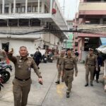 ผบช.น. - กต.ตร. กทม. พร้อมคณะลงพื้นที่มอบถุงยังชีพ ตรวจอาคารที่ทำการ-แฟลตสน.ดุสิต