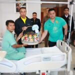 ผบช.น. เยี่ยม 2 ตำรวจพระโขนง รับบาดเจ็บ 2 นาย มองสิ่งของ-เงินบำรุงขวัญกำลังใจ