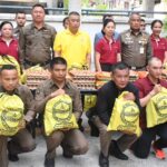 ผบช.น.-ชมรมแม่บ้าน มอบถุงยังชีพ-ไข่ข้าวสาร แก่ครอบครัวตำรวจนางเลิ้ง 140 นาย