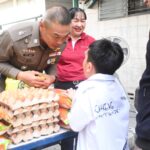 ผบช.น.-ชมรมแม่บ้าน มอบถุงยังชีพ-ไข่ข้าวสาร แก่ครอบครัวตำรวจนางเลิ้ง 140 นาย