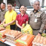 ผบช.น.-ชมรมแม่บ้าน มอบถุงยังชีพ-ไข่ข้าวสาร แก่ครอบครัวตำรวจนางเลิ้ง 140 นาย
