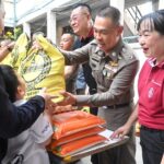 ผบช.น.-ชมรมแม่บ้าน มอบถุงยังชีพ-ไข่ข้าวสาร แก่ครอบครัวตำรวจนางเลิ้ง 140 นาย