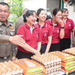 ผบช.น.-ชมรมแม่บ้าน มอบถุงยังชีพ-ไข่ข้าวสาร แก่ครอบครัวตำรวจนางเลิ้ง 140 นาย