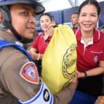 มอบถุงยังชีพ-ไข่ข้าวสาร แก่ครอบครัวตำรวจจราจรโครงการพระราชดำริ 170 นาย