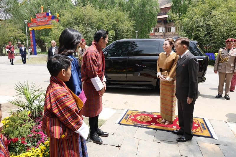 ประมวลภาพ ในหลวง พระราชินี ทรงร่วมยิงธนู กษัตริย์จิกมี ถวายคำแนะนำ สมเด็จพระราชินีแห่งภูฏาน ร่วมชมด้วย ทอดพระเนตรการแสดงศิลปวัฒนธรรมของภูฏาน