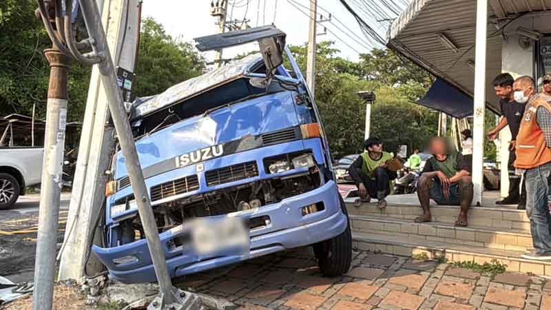 Water truck brake failure in Chon Buri causes no injuries | News by Thaiger