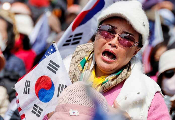 ศาลรัฐธรรมนูญมีมติเอกฉันท์ “ถอดถอนยุน ซอกยอล” จากตำแหน่งประธานาธิบดี