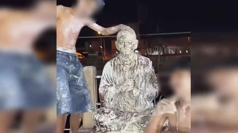 Teenagers criticised for disrespecting Luang Phor To statue during Songkran | News by Thaiger