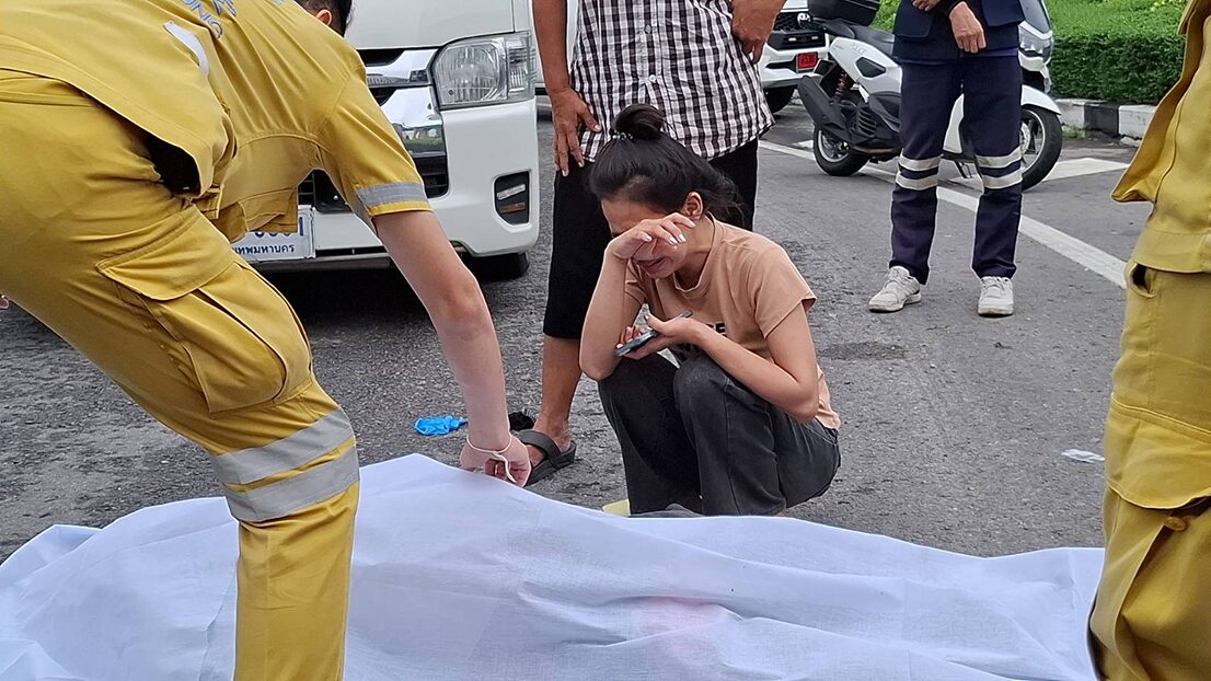 Motorcyclist dies in tragic hit-and-run on Bangkok overpass | News by Thaiger