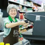 ชีวิตไม่ได้หยุดแค่เกษียณ...สู่เส้นทางใหม่ในฐานะบาริสต้าวัยเก๋า ‘ป้าทิพ-ทิพวรรณ’ 