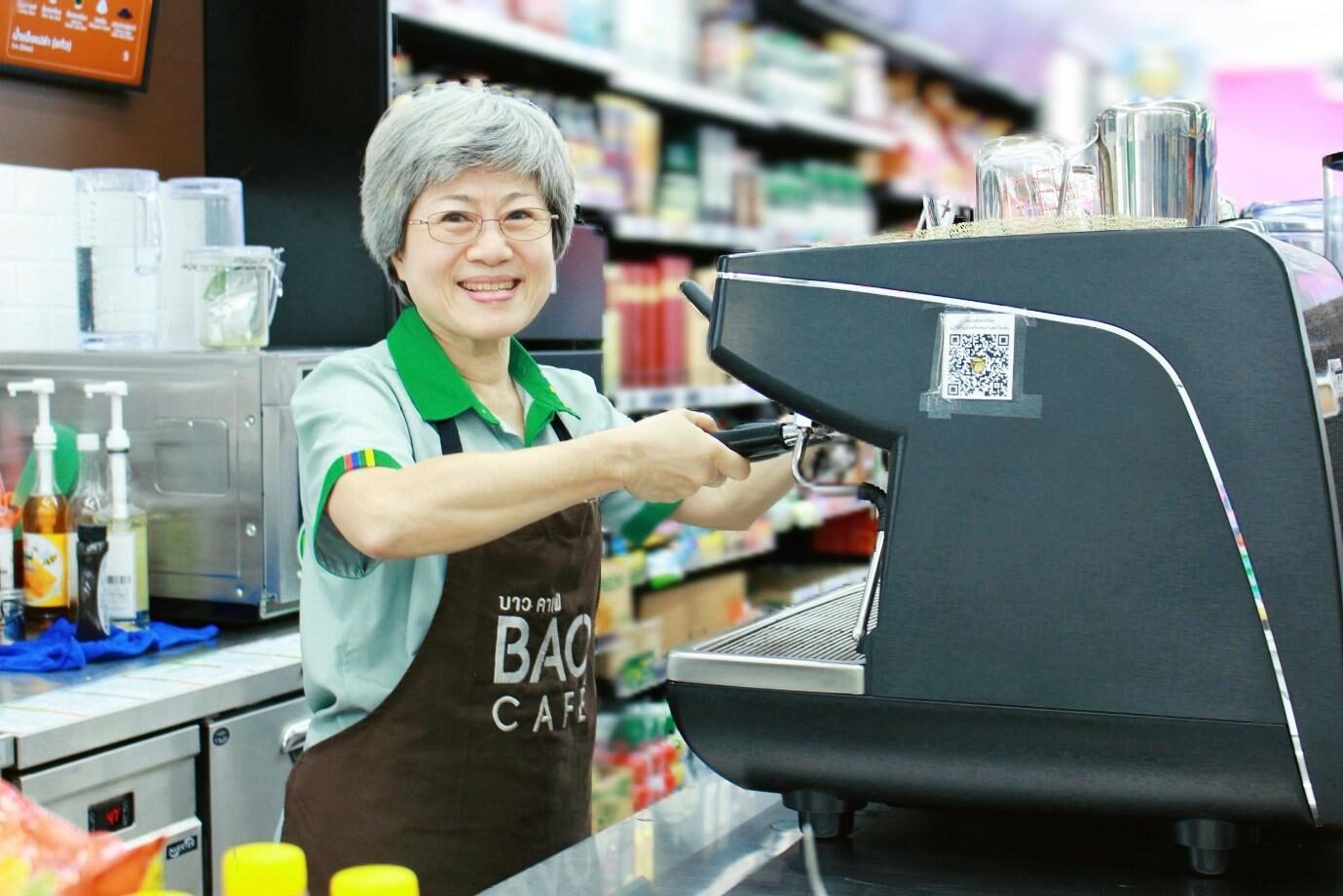 “ผู้จัดการถามว่าเคยชงกาแฟไหม ก็ตอบเลยว่าไม่เคย แต่เขาบอกว่าไม่ยาก มีสูตรให้ ทำตามสูตรก็อร่อยได้ทุกแก้ว” “ผู้จัดการถามว่าเคยชงกาแฟไหม ก็ตอบเลยว่าไม่เคย แต่เขาบอกว่าไม่ยาก มีสูตรให้ ทำตามสูตรก็อร่อยได้ทุกแก้ว”