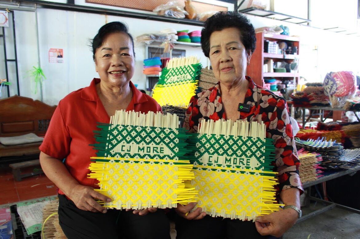 (จินดา ขนายนาม (ซ้าย) และ คุณสมปอง ตรส์กุล (ขวา)) (จินดา ขนายนาม (ซ้าย) และ คุณสมปอง ตรส์กุล (ขวา))