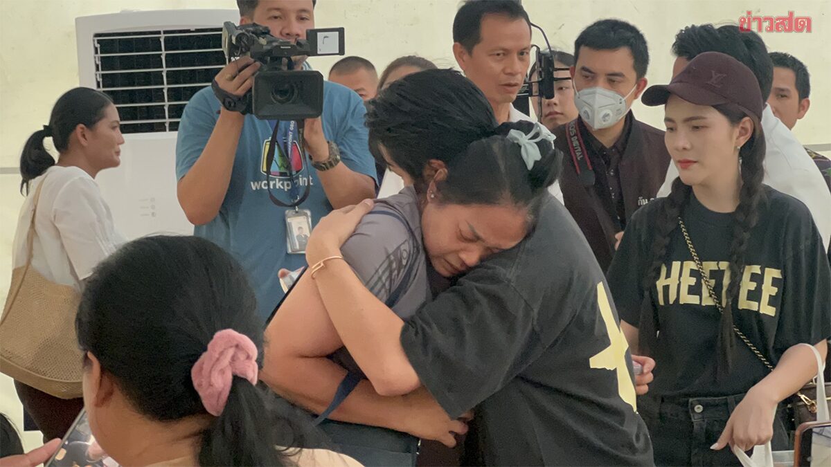 .ก้อง ห้วยไร่ ร้องเพลงให้กำลังใจครอบครัวผู้ประสบภัยตึกถล่ม เชื่อว่ายังมีผู้รอดชีวิต.