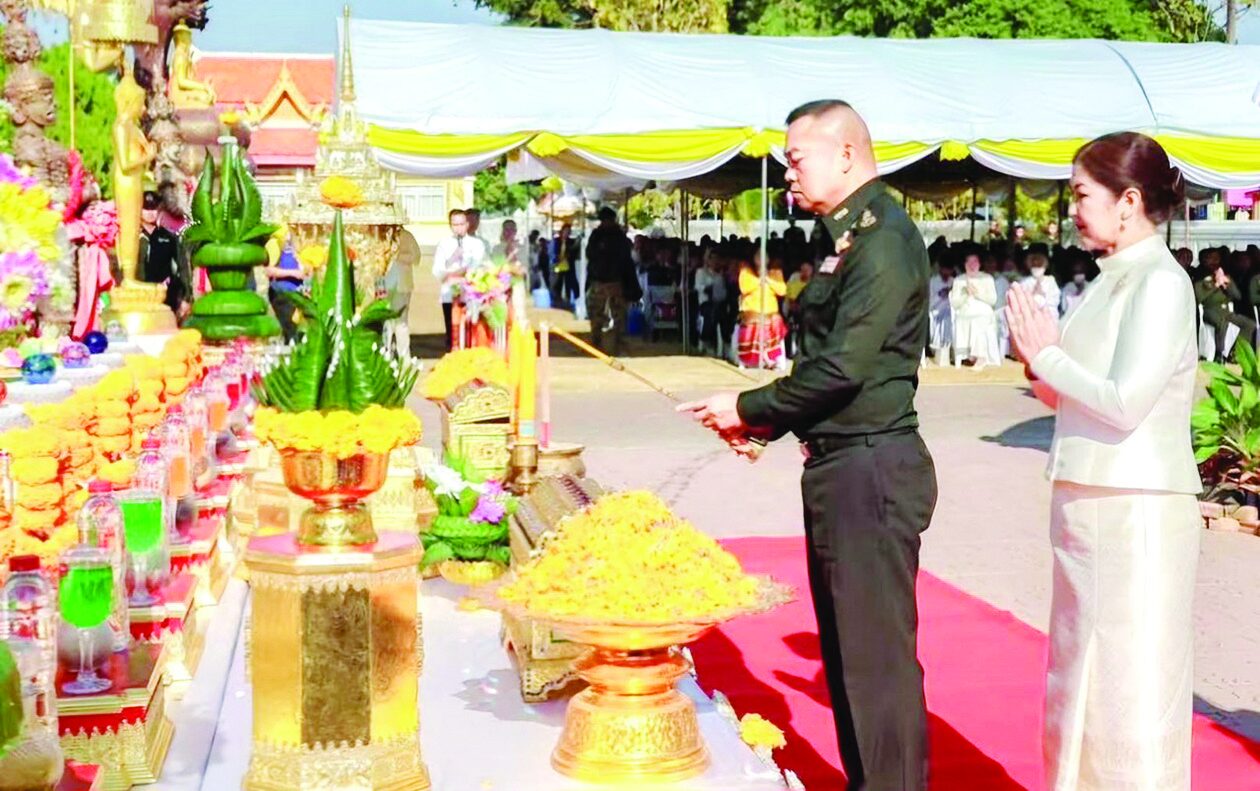 รายงานพิเศษ - ผ้าป่าสามัคคีแม่ทัพภาค 2 บูรณะ‘พระธาตุท่าอุเทน’