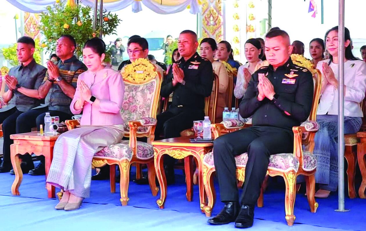 รายงานพิเศษ - ผ้าป่าสามัคคีแม่ทัพภาค 2 บูรณะ‘พระธาตุท่าอุเทน’