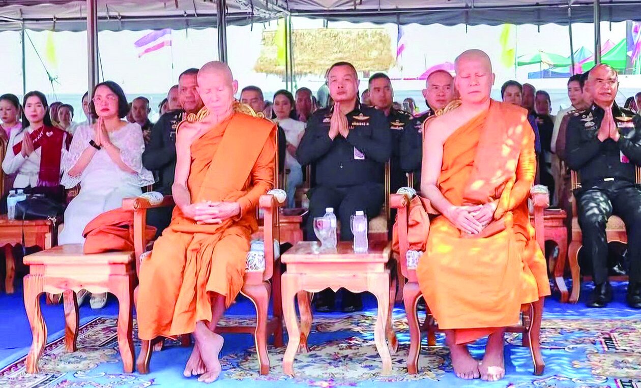 รายงานพิเศษ - ผ้าป่าสามัคคีแม่ทัพภาค 2 บูรณะ‘พระธาตุท่าอุเทน’