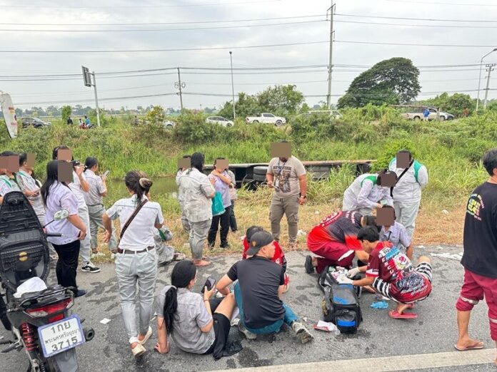 Factory shuttle bus crashes into ditch in Ayutthaya injuring many | News by Thaiger