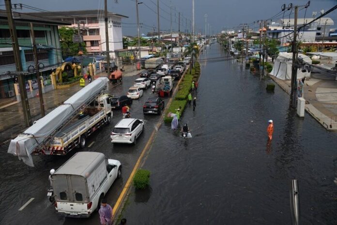 Heavy rainfall floods Samut Prakan roads, causing traffic chaos | News by Thaiger