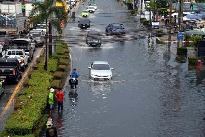 Heavy rainfall floods Samut Prakan roads, causing traffic chaos | News by Thaiger
