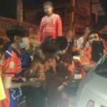 หนุ่มเล่นสงกรานต์ถนนข้าวปุ้น ถูกกลุ่มคนร้ายไล่ตี วิ่งหนีตาย ไม่รอด ถูกแทงหลังบาดเจ็บ