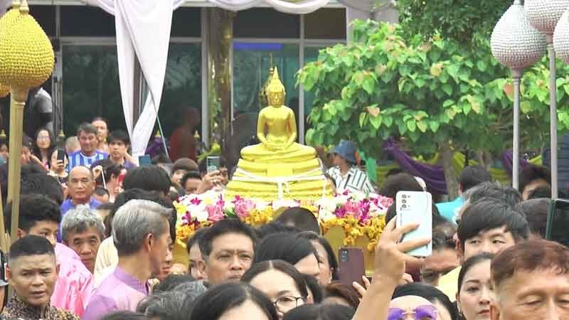 นับหมื่นหลั่งไหล ร่วมพิธีอัญเชิญ หลวงพ่อพุทธโสธร ขึ้นจากแม่น้ำบางปะกง ย้อนตำนาน 255 ปี