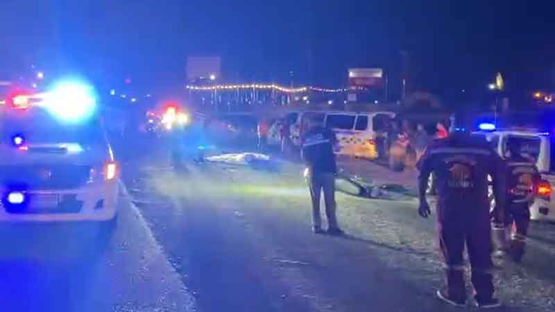 หนุ่มซิ่งจยย.ย้อนศร พุ่งชนประสานงาเก๋งพังยับ ดับสลดคาที่ พบยาบ้าตกกระจายเกลื่อน