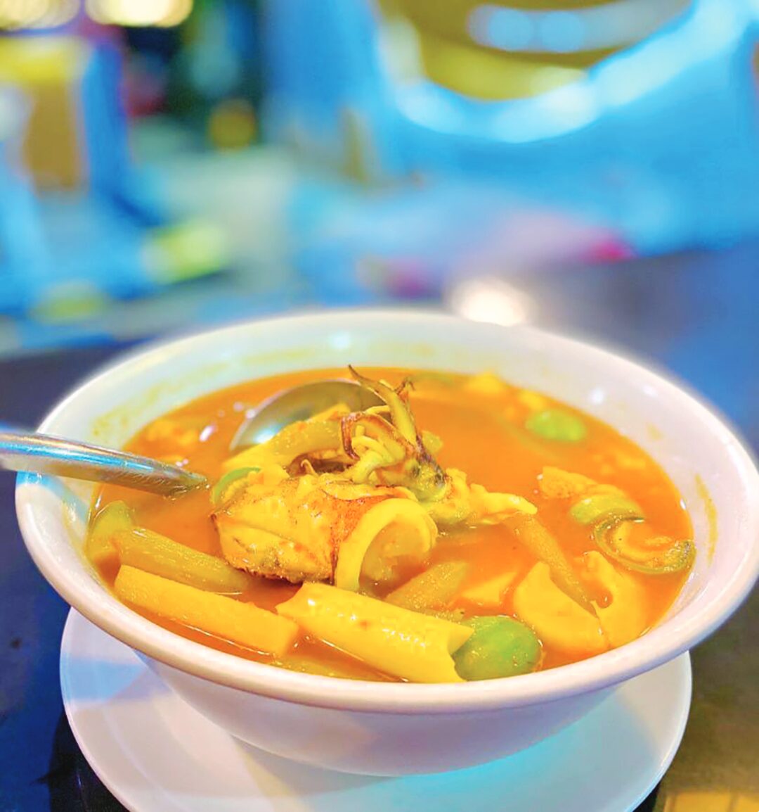 อิ่มอร่อย - ร้านเรือจ้างข้างคลอง บรรยากาศสุดชิลริมแม่น้ำตรัง