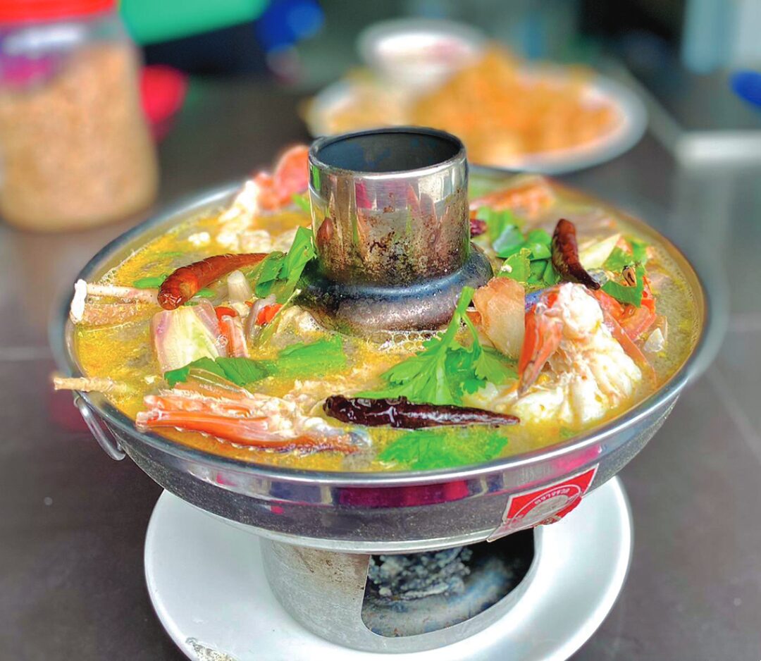 อิ่มอร่อย - ร้านเรือจ้างข้างคลอง บรรยากาศสุดชิลริมแม่น้ำตรัง