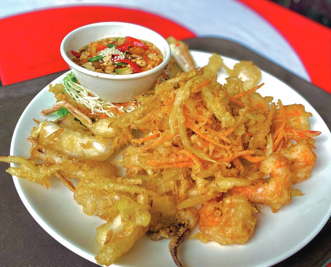 อิ่มอร่อย - ร้านเรือจ้างข้างคลอง บรรยากาศสุดชิลริมแม่น้ำตรัง