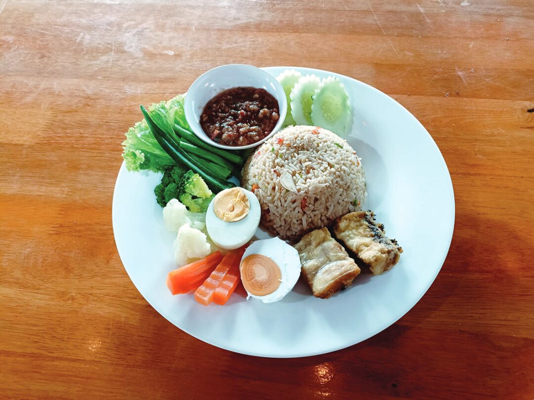 อิ่มอร่อย - ร้านเรือจ้างข้างคลอง บรรยากาศสุดชิลริมแม่น้ำตรัง