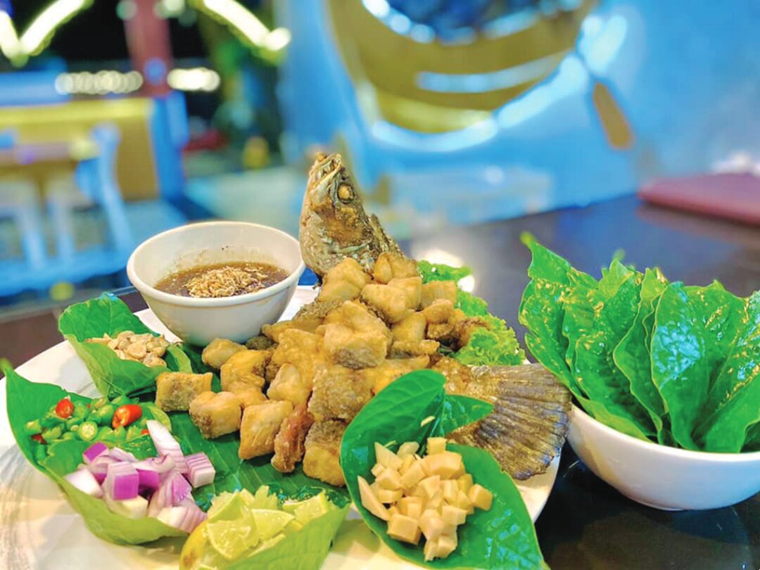 อิ่มอร่อย - ร้านเรือจ้างข้างคลอง บรรยากาศสุดชิลริมแม่น้ำตรัง