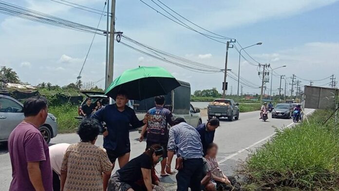 Tragic canal car accident in Samut Sakhon claims one life | News by Thaiger