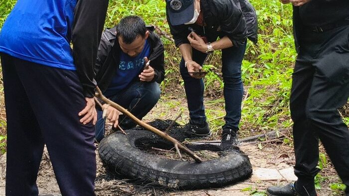 จ่อออกหมายจับ 4 ฆาตกรโหด ฆ่าเผานั่งยาง 3 ศพ ผู้จัดการสวนปาล์ม-ลูกน้อง ตำรวจเข้าตรึงพื้นที่ ล็อกเป้าหมายแล้ว คุมตัว แม่-เมียของผู้ต้องสงสัยสอบ