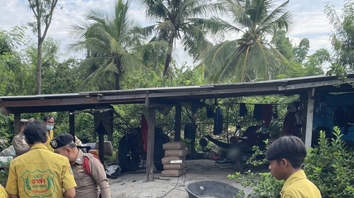 เพื่อนบ้าน มองมาแทบช็อก คู่รัก นอนขาชี้ฟ้าผิดปกติ เร่งเข้าไปดู พบถูกไฟชอร์ตเสียชีวิตคู่ เผย ภรรยาคิดว่าสามีชัก เข้าไปดูถูกไฟดูดสิ้นใจสลด